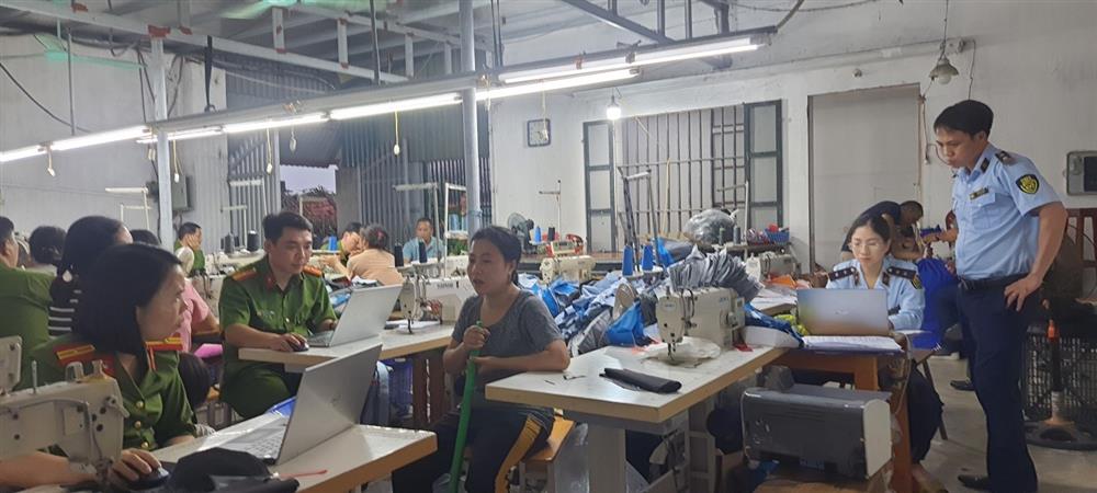 Thái Bình: Khởi tố vụ án, bị can sản xuất, kinh doanh lượng lớn quần áo giả mạo nhãn hiệu